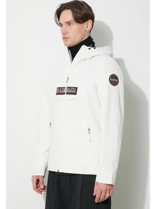 Продавам яке на napapijri