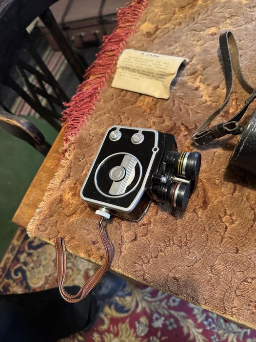 Ретро видеокамери, аксесоари и ленти.