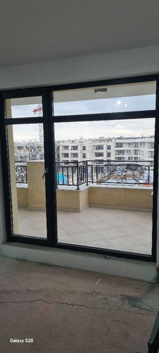 Дограма REHAU (еркерна врата  с прозорец