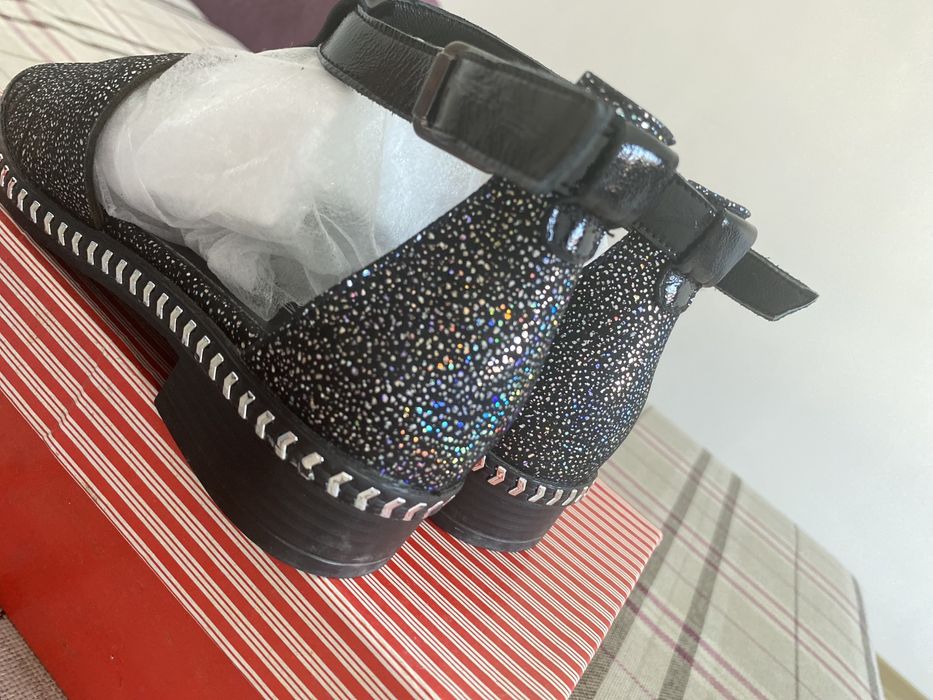 Модная обувь блестящие и со стразами