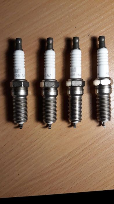 Vand bujii originale pentru Ford cod  2050957