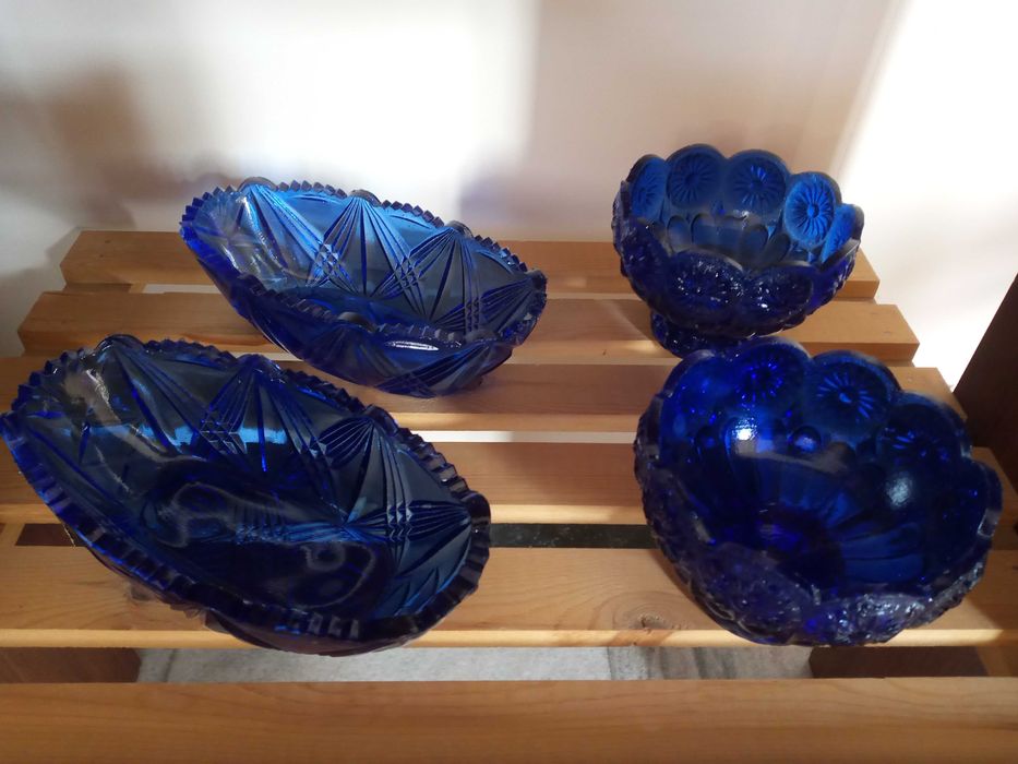 Голубые вазы и фарфоровая тарелка "золото".Цена 25 тыс 1шт