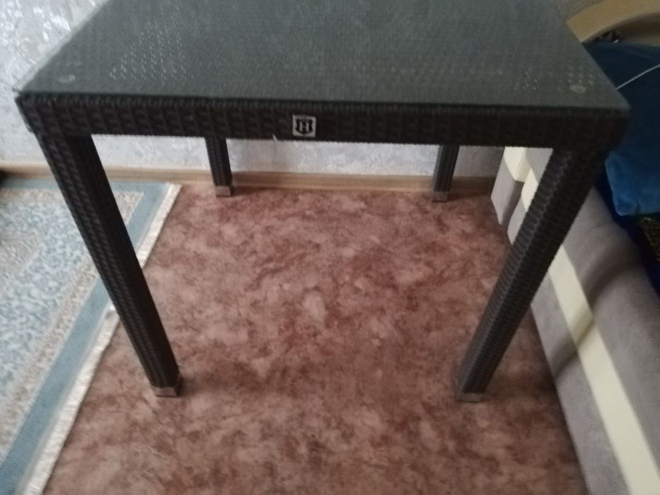 Срочное продам стол плетенный мощный