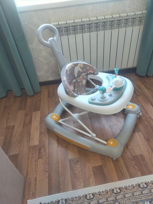 Продам недорого коляску и ходунки