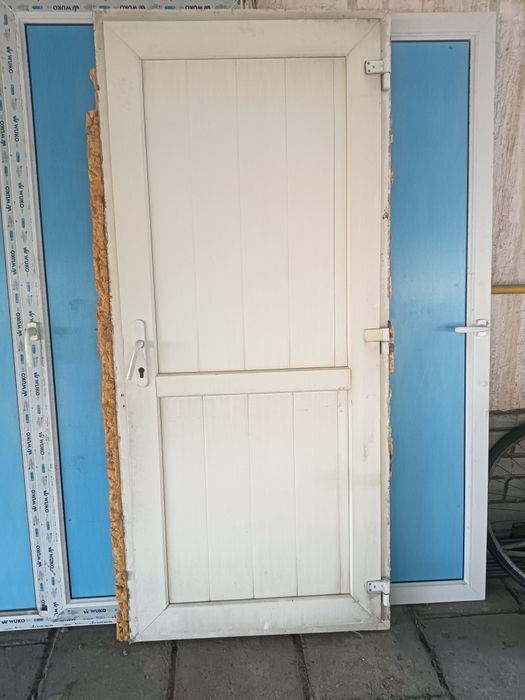 Продам пластиковые двери