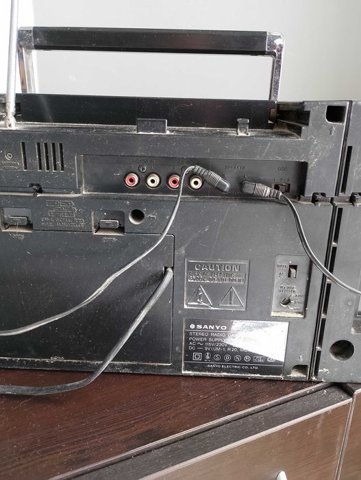 Продавам касетофон Sanyo mw211lu