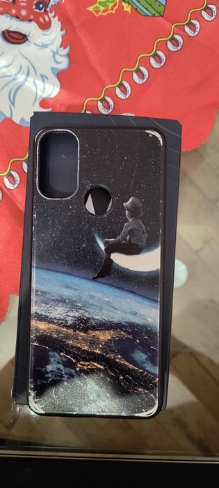 Motorola е20   има подарък калъф