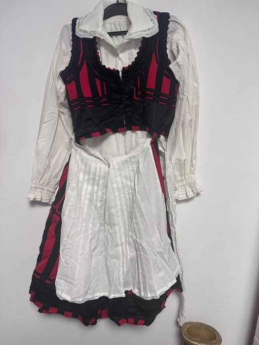 Costum popular anii 1980