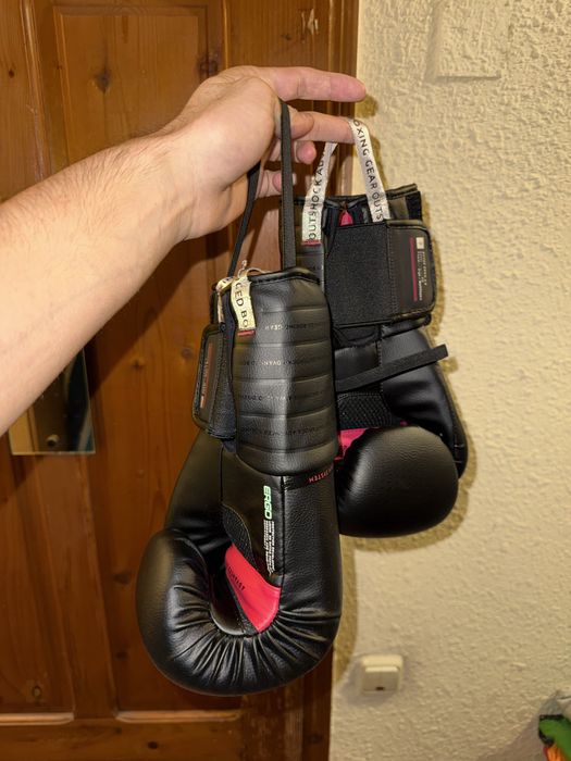 Боксови ръкавици и протектор