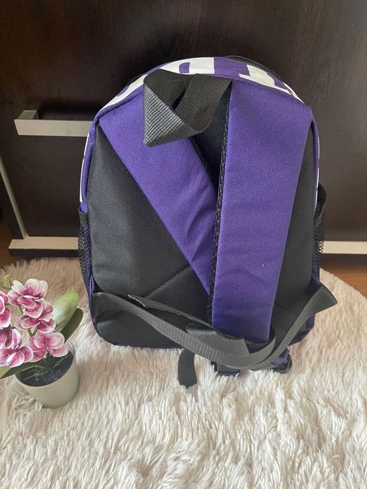 Нова раница Nike