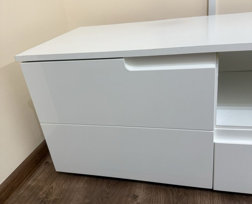 Телевизионен шкаф