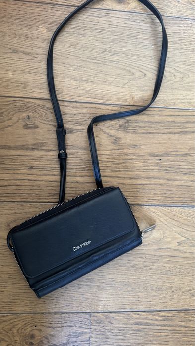 Geanta CK neagra, marime mica. Foarte bine compartimentata. Intra un telefon .