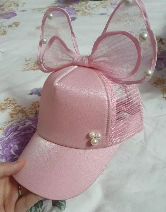 Детски шапки с козирка и панделки