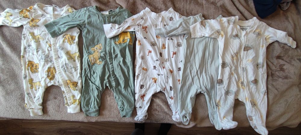 Vând lot haine bebeluși (45 piese), mărimea 56