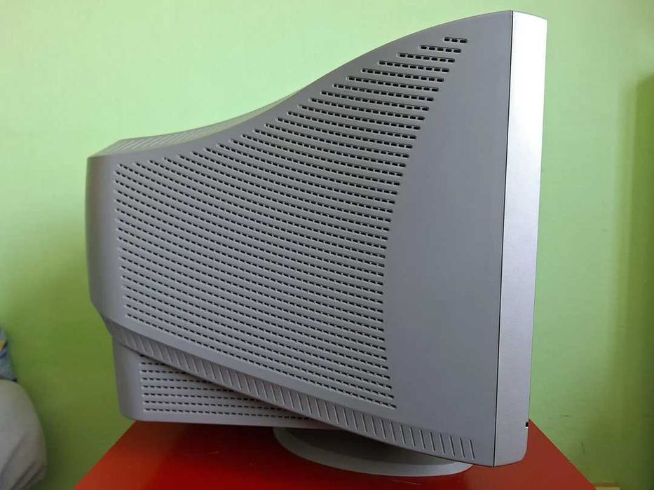 Monitor de colectie cu tub CRT 19" PLAT LG Flatron F900P RGB BNC VGA Rezolutie Maxima de 2048x1536 50 - 160 Hz Retro Gaming PC Setup