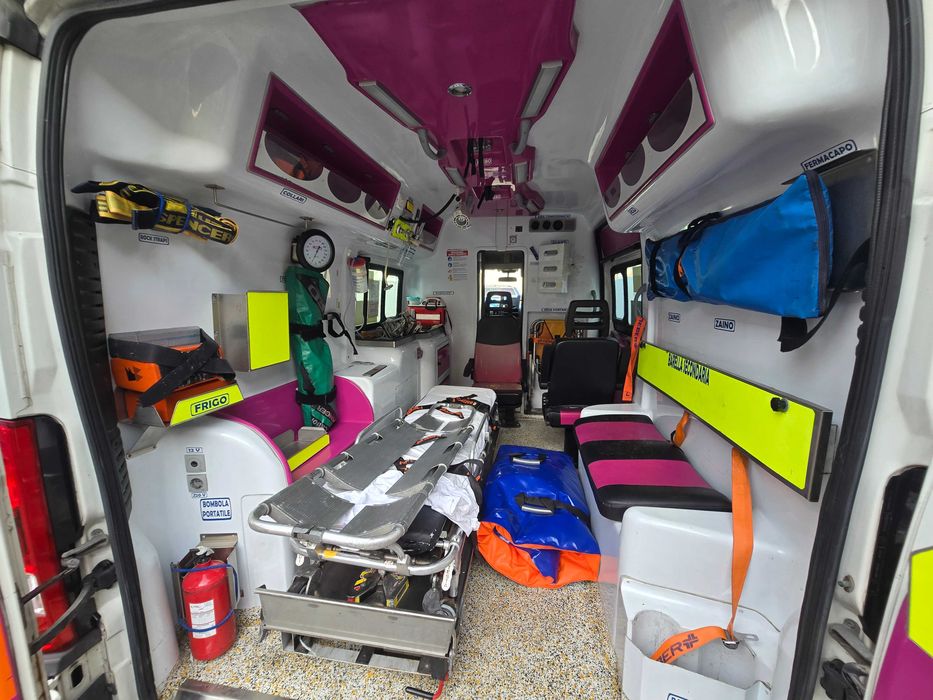 Ambulanța Peugeot Boxer 2,2 Diesel An 2016 / Echipată Complet - import Italia