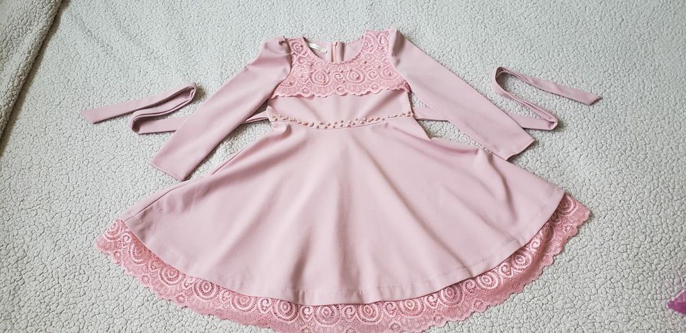 Два платья на девочку 4-5 лет. Оба за 3000