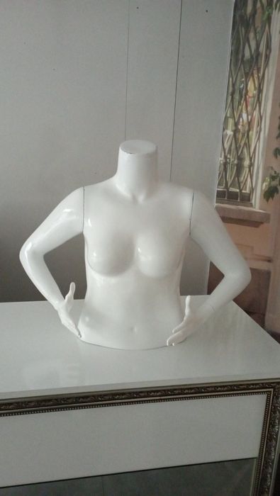 Манекени полиестерни