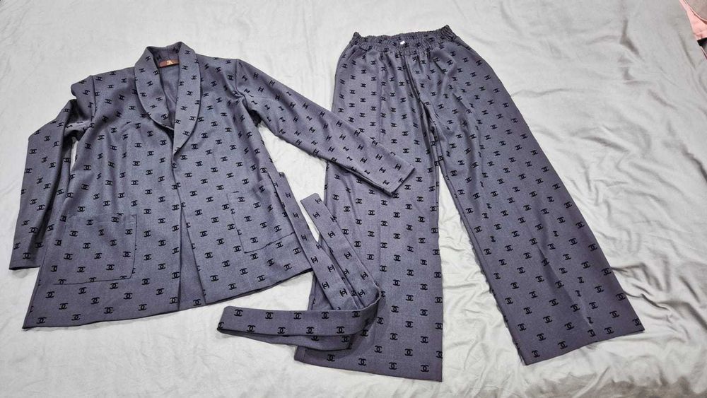 Продам женский брючный костюм