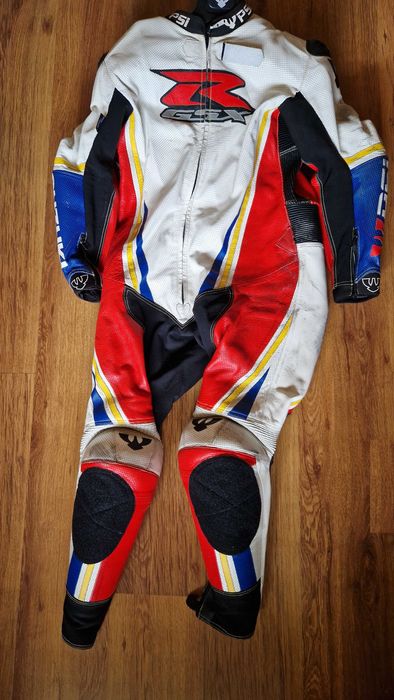 Продавам цял кожен екип PSI (за човек до 178 см)