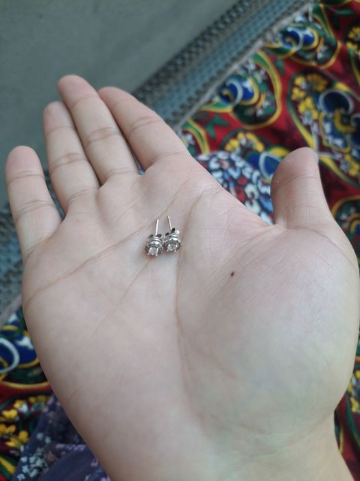 Продам серебряные серьги гвоздики