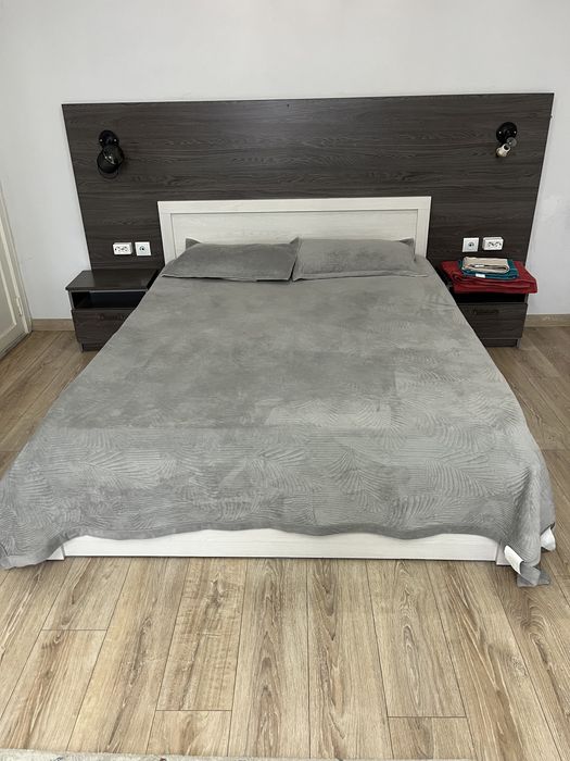 Двуспальная кровать без матраца