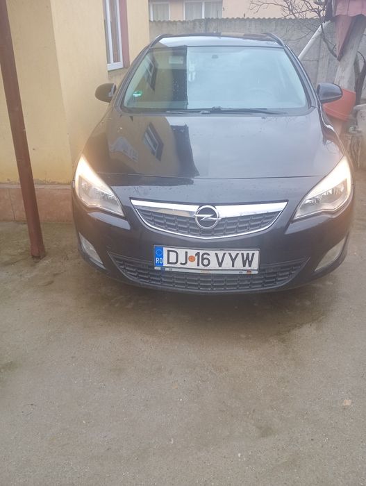 Vând Opel Astra j