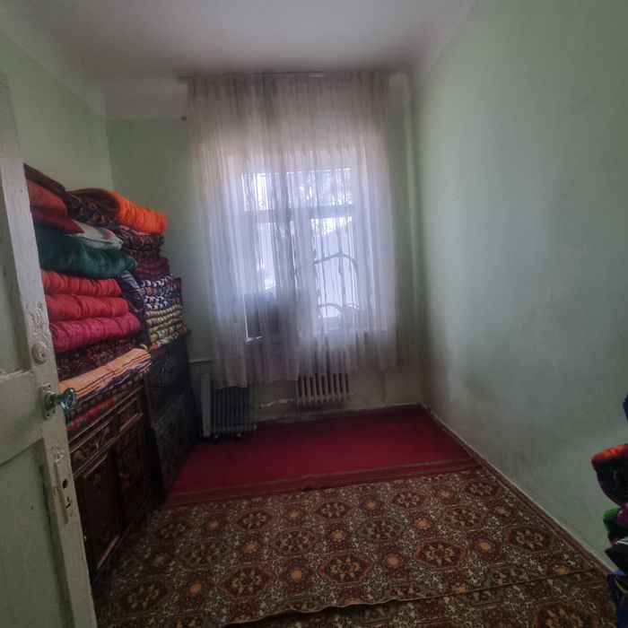 2×комнатная кв, на первом этаже на космосе поворот асал. Дом кирпичный