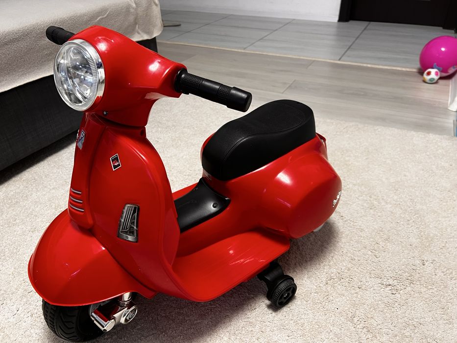 Scuter electric Vespa pentru copii (2 ani+) baterie noua  stare excelenta