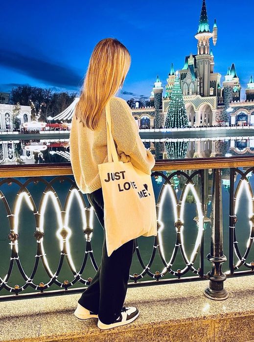 Шопперы с надписью, стикерами.