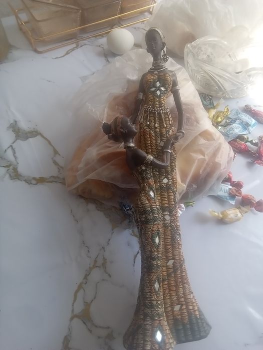 Фигурка дама с дочкой