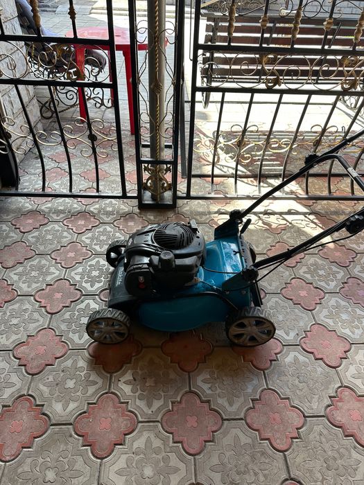 Продам газонокосилку Makita