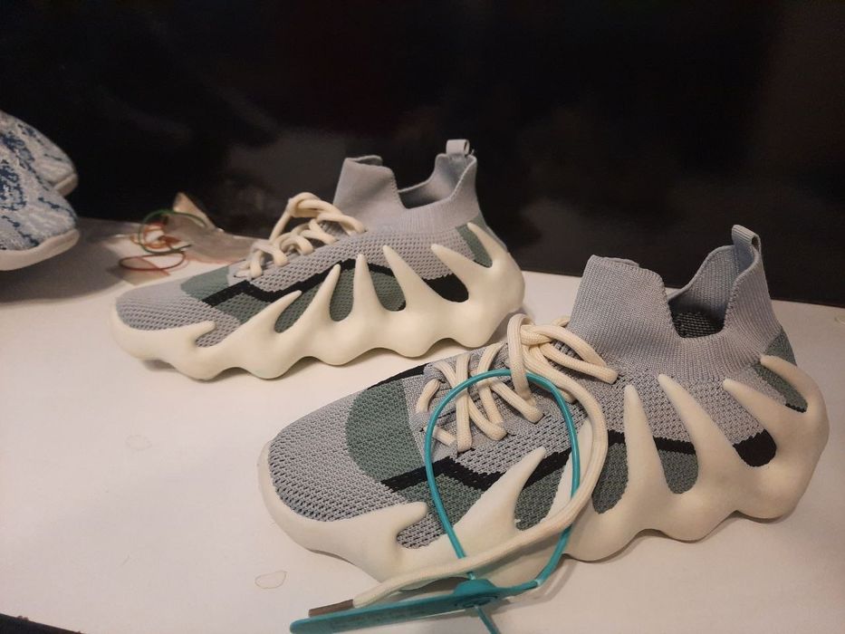 Новые, удобные кроссовки