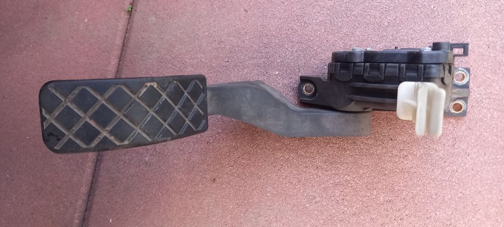 Vand pedala de acceleratie Golf 4 benzina    .
