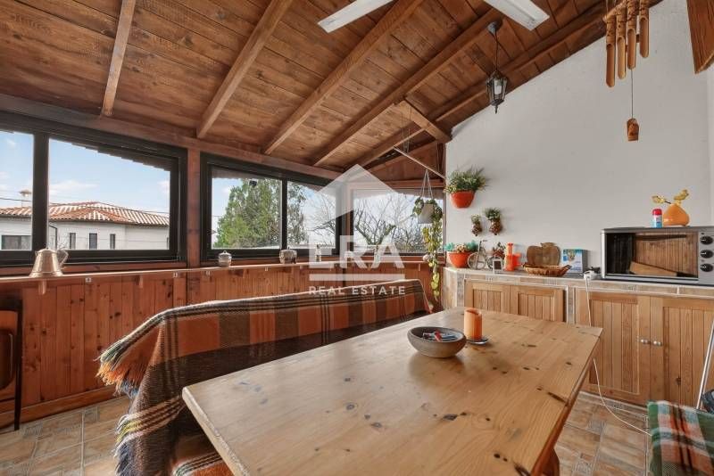 Ексклузивна, двуетажна, обзаведена къща за продажба, с голям двор, гар