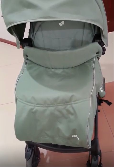 Продам коляску нейтрального цвета