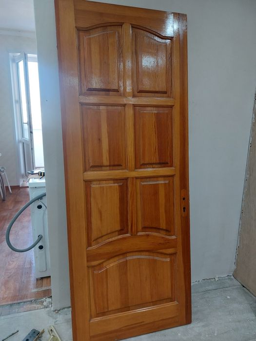 Продам деревянную дверь