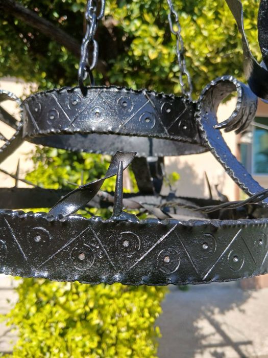 Кован  полилей висящ свещник