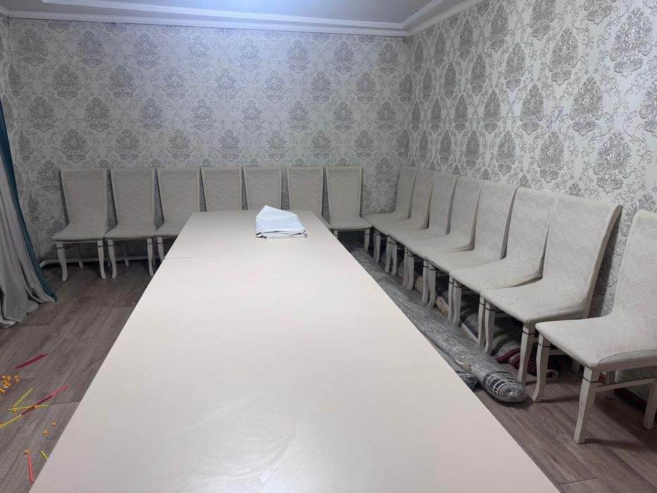 Стол с 16 стульями