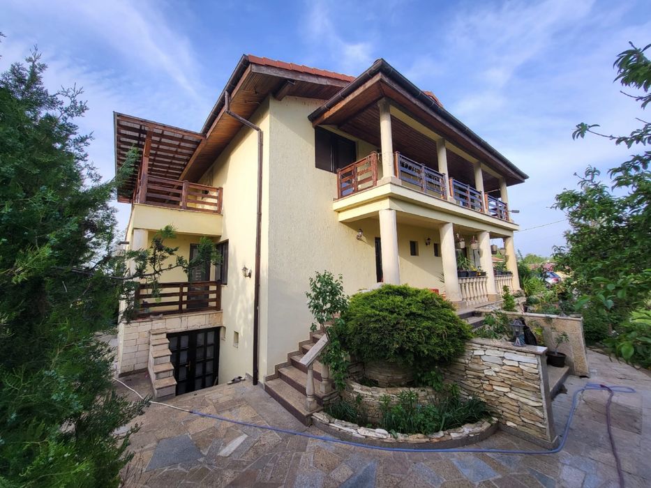 Inchiriez vila in Mineri