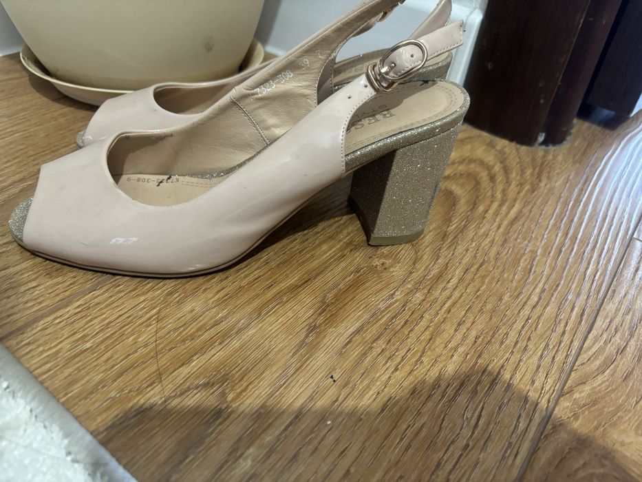 Бежевые блестящие босоножки