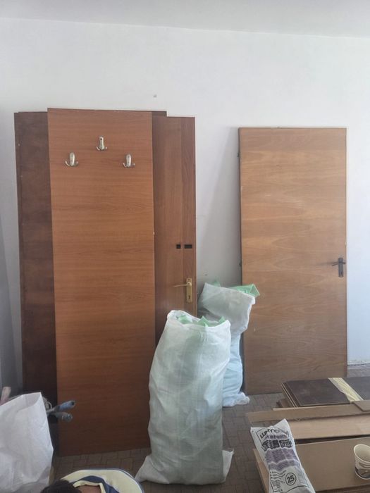 Donez uși ,parchet , și lemne