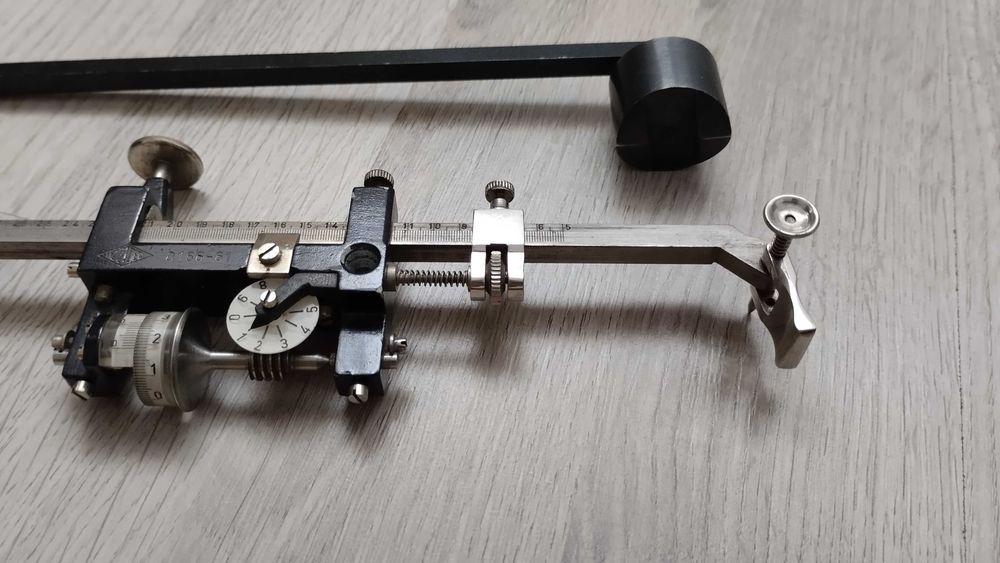 Planimetru vechi, obiect de colectie