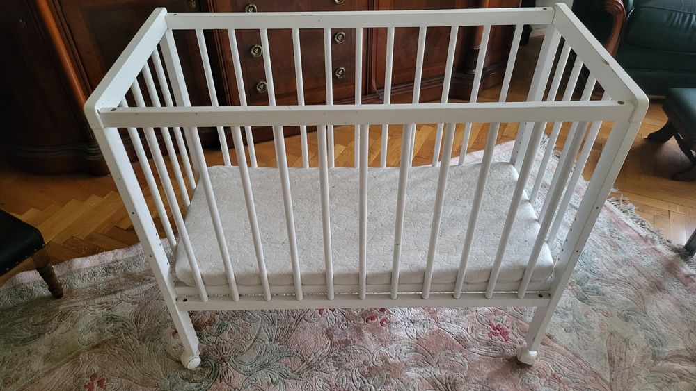 Луксозно запазено детско бебешко дървено легло