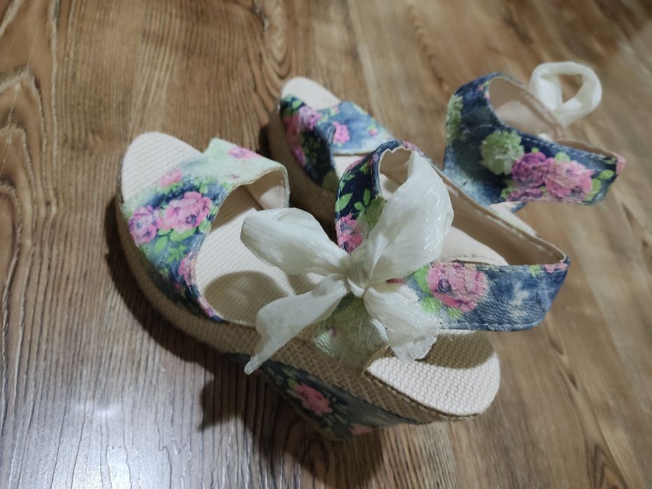 Продам летние туфельки с бантиком б/у