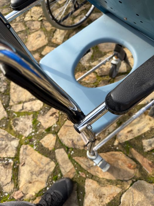 Инвалиден стол/ тоалетен