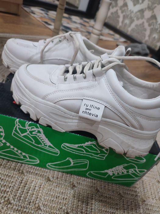 Кроссовки 2000 тг