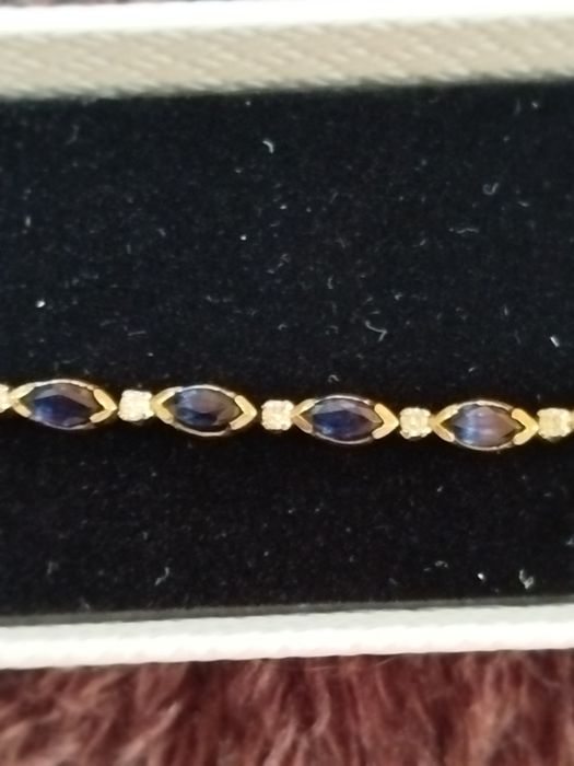 Браслет с бриллиантами и драгоценными камнями.