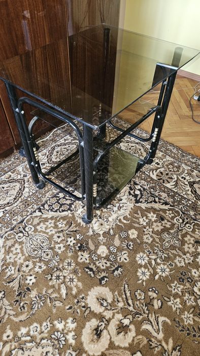 Продавам стъклена масичка