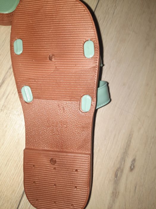 Продам новые шлепки для девочки